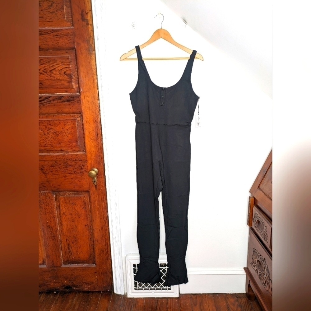 WEWOREWHAT Classic Black Activewear Sleeveless Henley Flare Jumpsuit NEW Size M